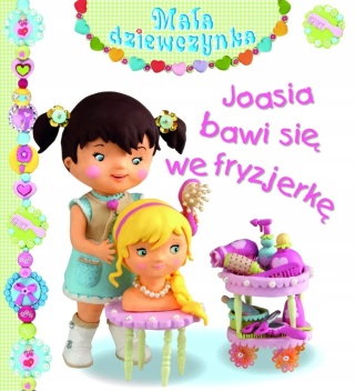Joasia bawi się we fryzjerkę.